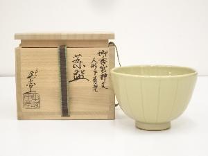 京焼　二代手塚玉堂造　御香宮神文人形手青磁茶碗（共箱）